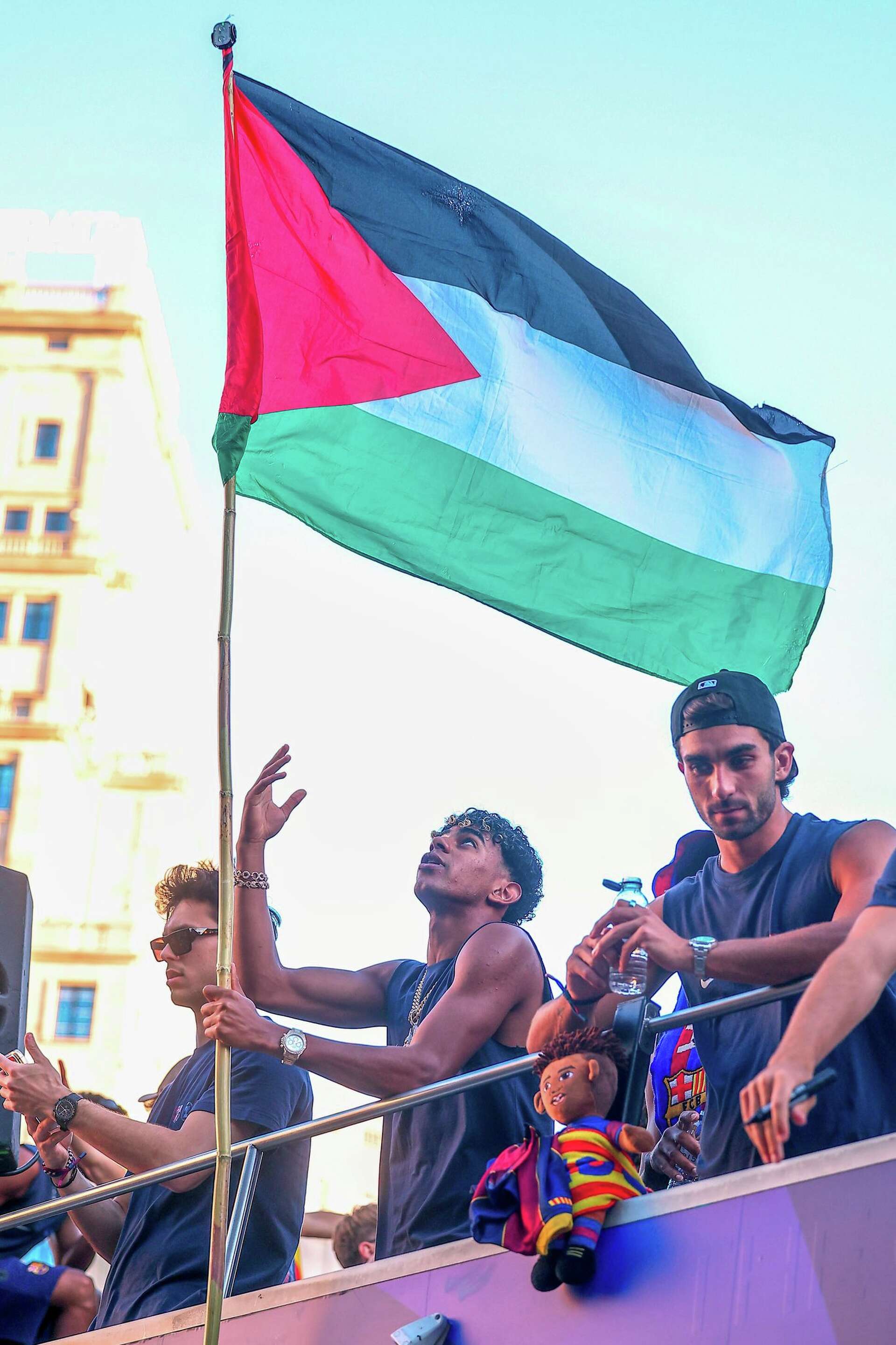 وزير إسرائيلي ينتقد نجم برشلونة لامين يامال بسبب رفعه العلم الفلسطيني