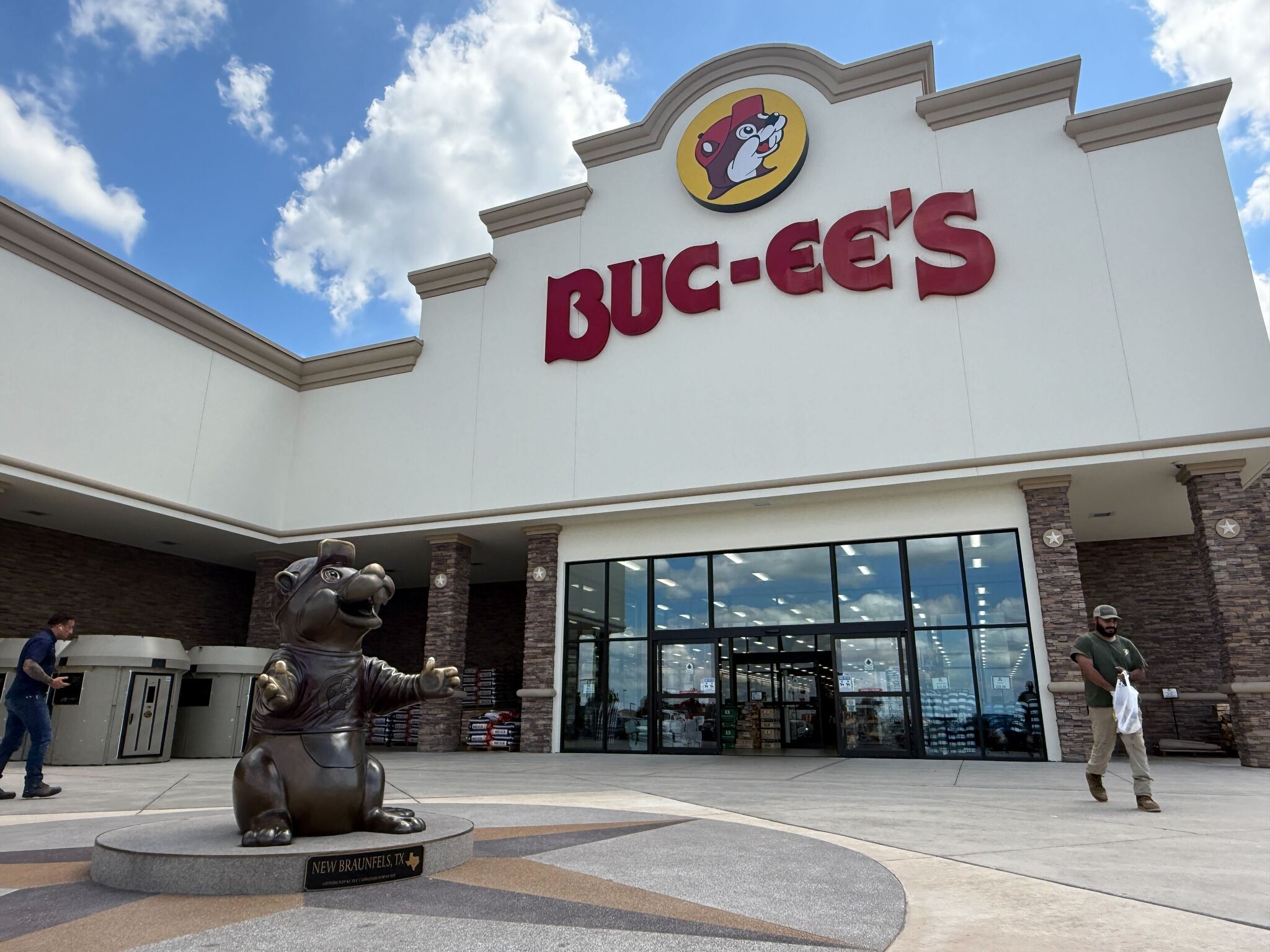Buc-ee’s pet policy can leave travelers with a tricky choice when dogs aren’t allowed inside.
