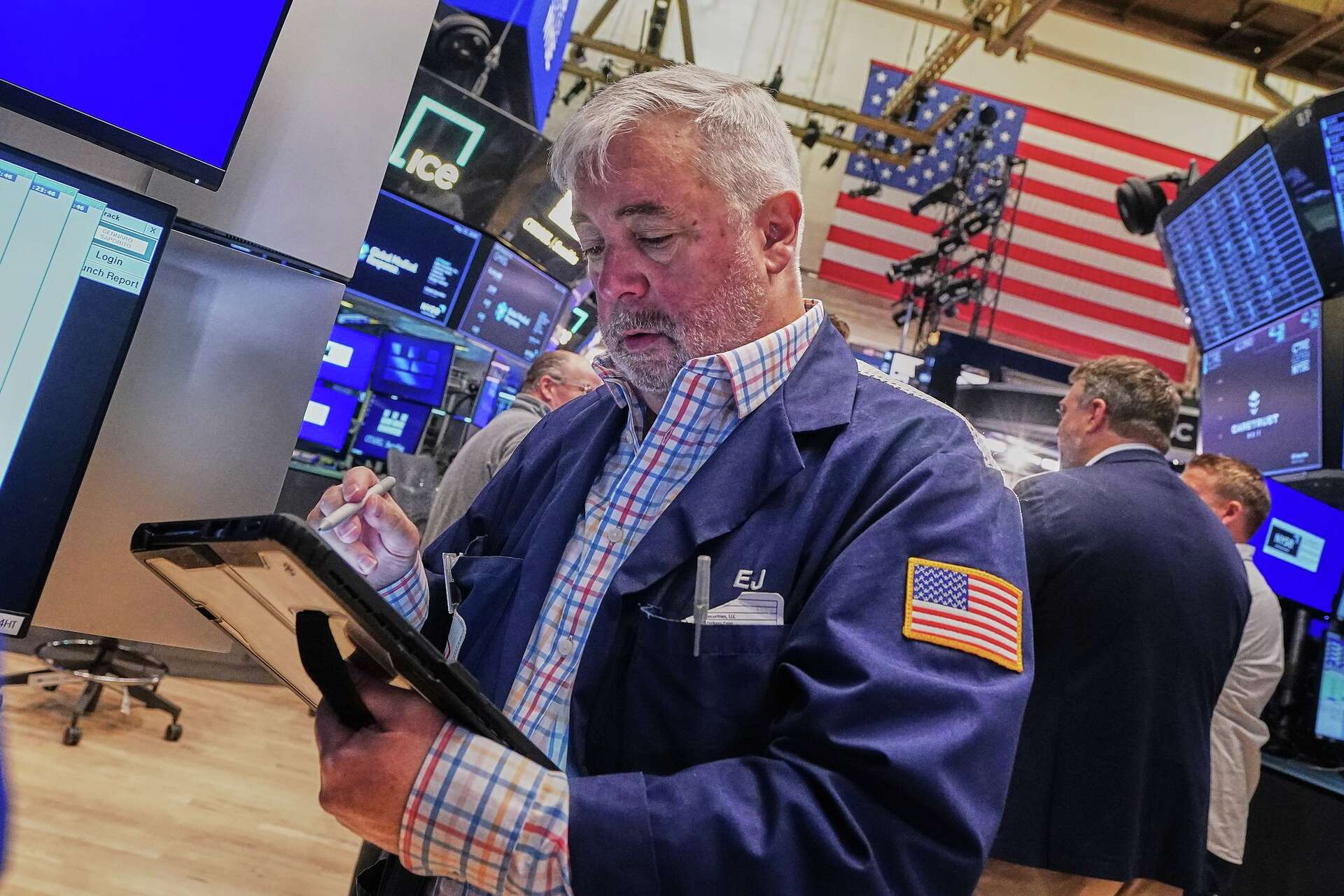 Tech carries Wall Street toward records, even as most stocks fall