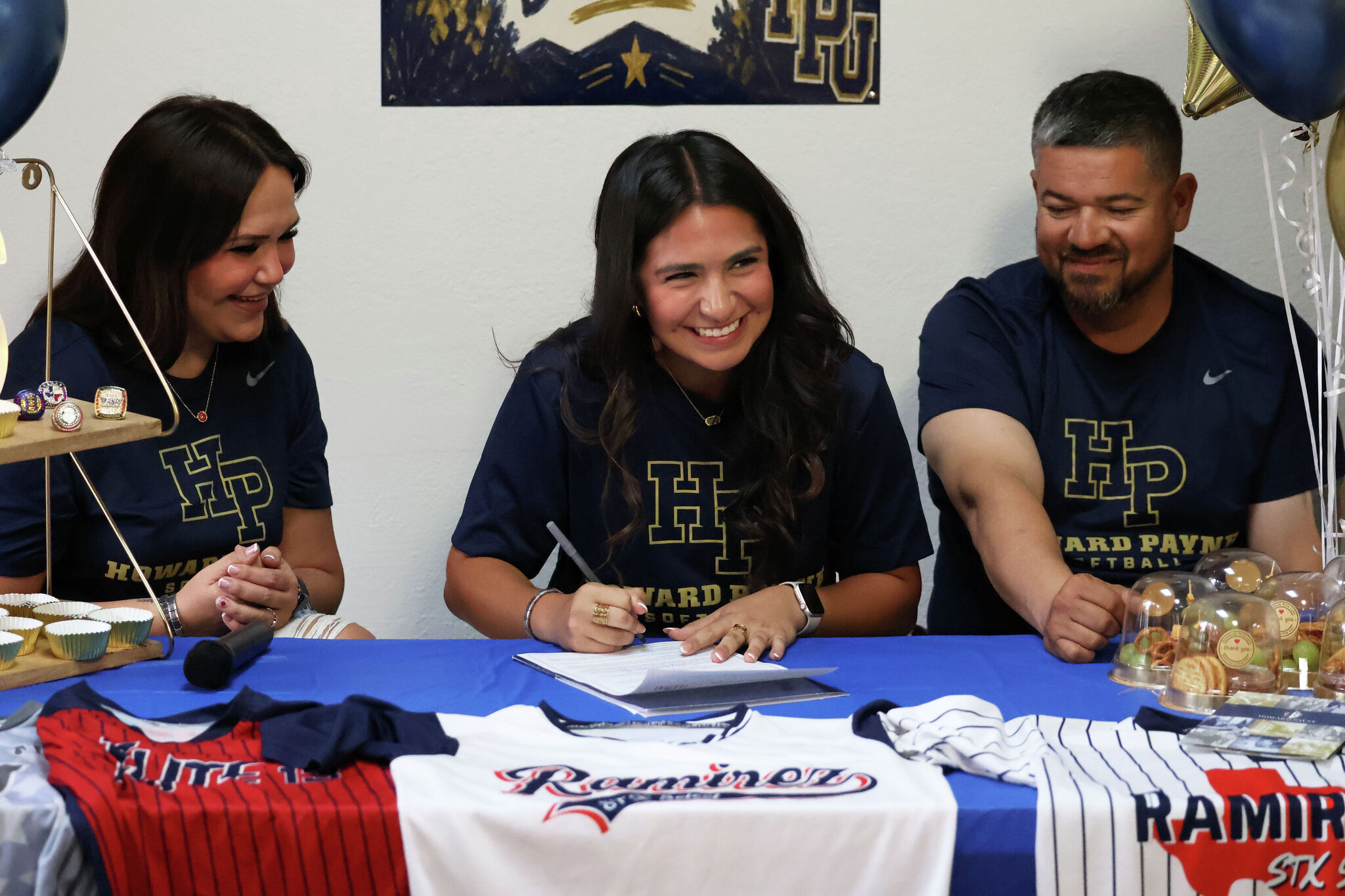 Gemma Hernandez overcomes hearing loss to continue softball career