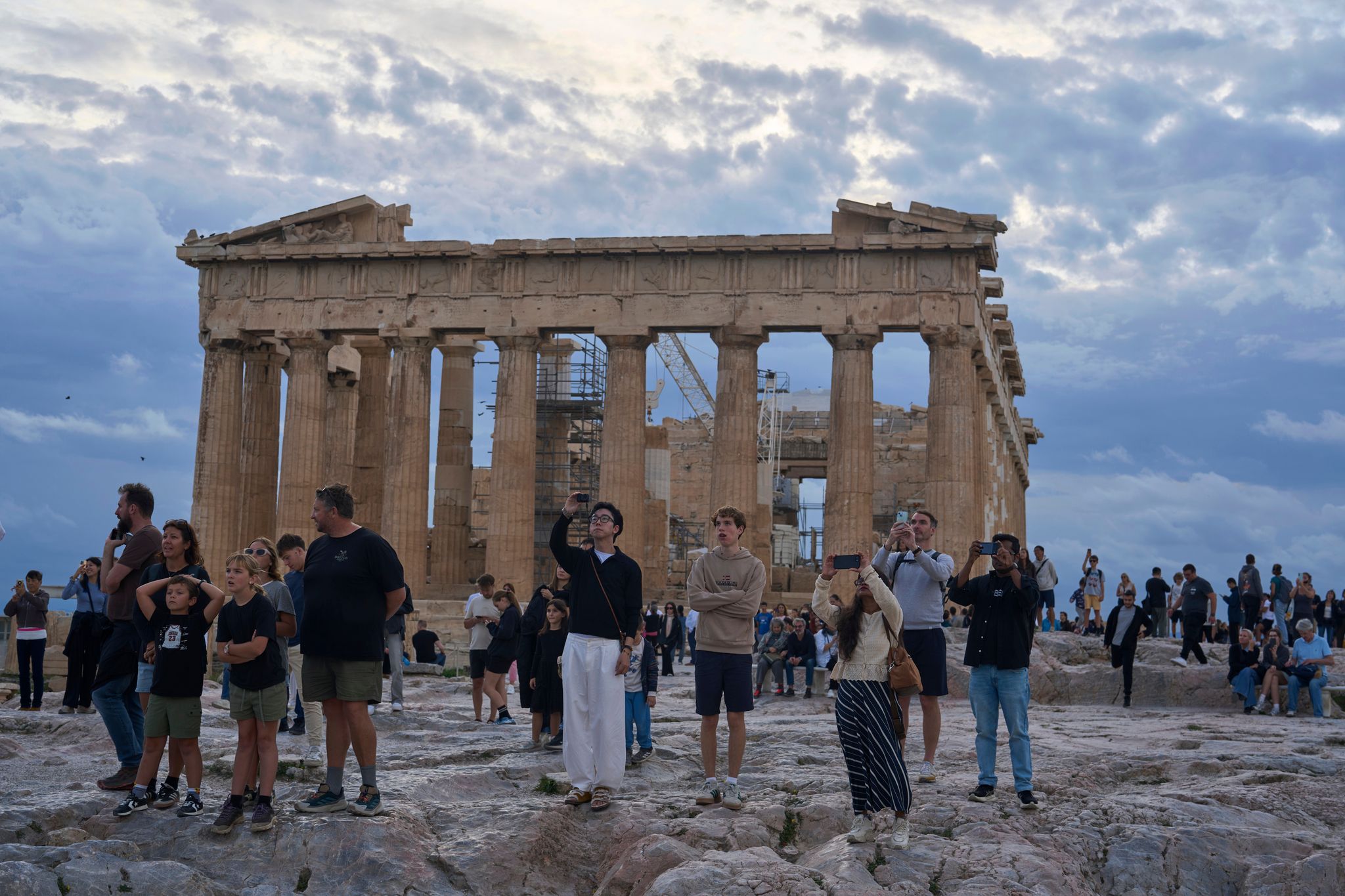 Η Ελλάδα απορρίπτει αναφορές για εξαίρεση από τους βιομετρικούς ελέγχους για τους Βρετανούς καλοκαιρινούς ταξιδιώτες