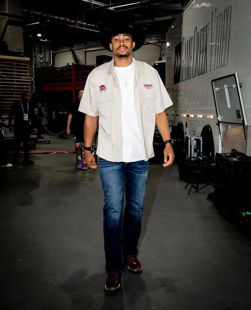 Keldon Johnson arrives wearing a cowboy hat and the Carhartt WIP S/S Deli Shirt before Game 6 against the Timberwolves.