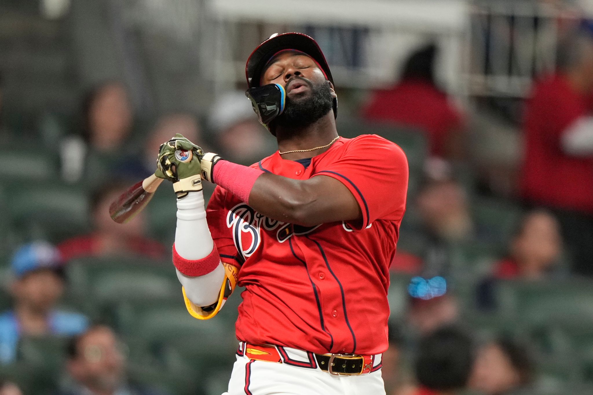 Mike Yastrzemski's 10th-inning single sends the Braves past the