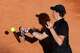 Jannik Sinner, de Italia, devuelve la pelota a Casper Ruud, de Noruega, durante el partido de la final en el torneo de tenis del Abierto de Italia en Roma, el domingo 17 de mayo de 2026. (Foto AP/Alessandra Tarantino)