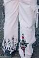 Detalles de los pantalones de un fan de BTS.