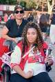 Zayah Robinson, izquierda, y Mercedes Taylor posan para una fotografía antes de ingresar al estadio de Stanford para la gira mundial “Arirang” de BTS el sábado 16 de mayo.