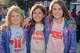 Neve Donahoe, Lucy Poplack y Maya Donahoe posan para una foto rápida antes de ingresar al estadio de Stanford para la gira mundial “Arirang” de BTS el sábado 16 de mayo.