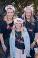 Tres generaciones de fans de BTS posan con sombreros hechos por el “superfan” de primera generación que ha visitado Corea tres veces desde que escuchó a la banda de K-pop.