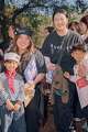 Christa y Unice Cho llevan a sus hijos Caleb y Zion a sus primeros conciertos. A Zion le entusiasma quedarse despierto después de la hora de acostarse.