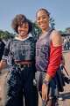 Chioma Ekeomodi, izquierda, y Mia Kirkendoll hacen fila para comprar productos oficiales de BTS.
