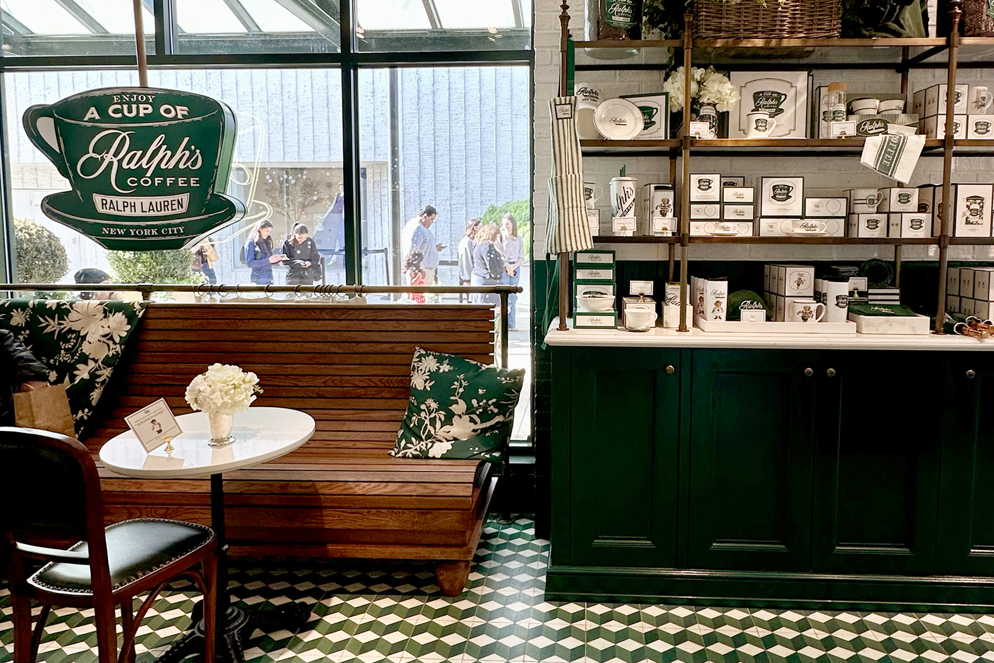 Palo Alto's Ralph's Coffee institutes time limit on tables