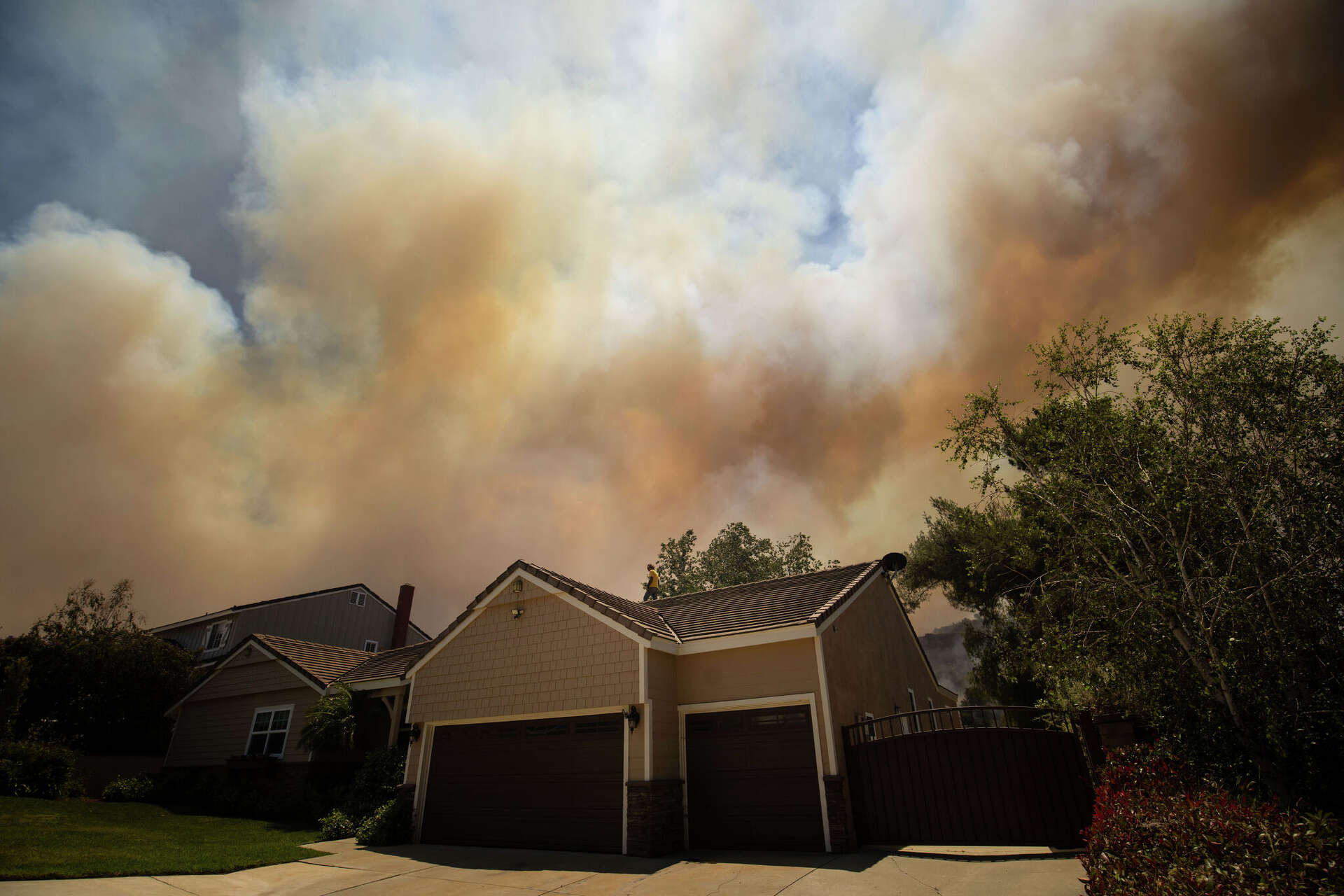 Sandy Fire forces mass evacuations near Simi Valley