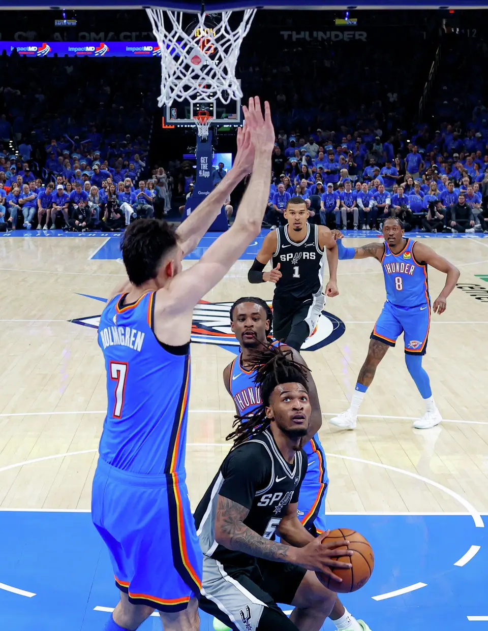 Oklahoma City Thunder center Chet Holmgren (7) guards San Antonio Spurs guard Stephon Castle (5) under the net during Game 1 of the Western Conference Finals at Paycom Center in Oklahoma City, Monday, May 18, 2026. The Spurs defeated the Thunder 122-115 in double overtime.