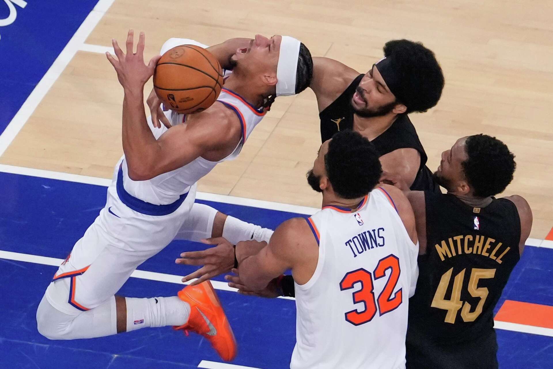 Jalen Brunson leads Knicks back from 22 down in the 4th for 115-104 win  over Cavs in OT in Game 1
