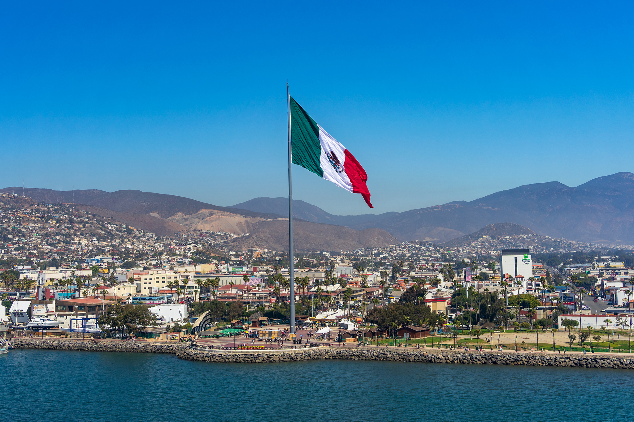 California fugitive charged with murder found in Mexico with his 2 children