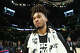 Stephon Castle # 5 de los San Antonio Spurs sale de la cancha después de derrotar a los Minnesota Timberwolves 139-109 en el sexto juego de la segunda ronda de los Playoffs de la Conferencia Oeste de la NBA en Target Center el 15 de mayo de 2026 en Minneapolis, Minnesota.