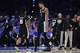 Victor Wembanyama #1 y Stephon Castle #5 de los San Antonio Spurs reaccionan al final del tercer cuarto contra el Oklahoma City Thunder en el primer juego de las Finales de la Conferencia Oeste de la NBA en Paycom Center el 18 de mayo de 2026 en Oklahoma City, Oklahoma.