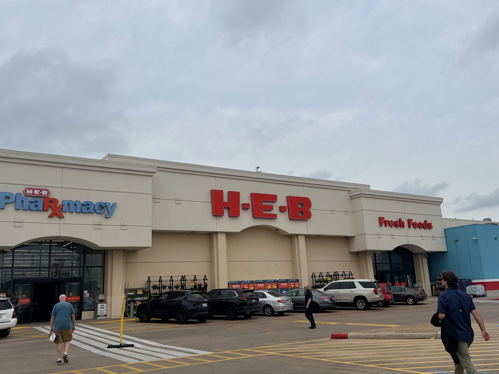 Last chance to shop at H-E-B's Spicewood Springs store
