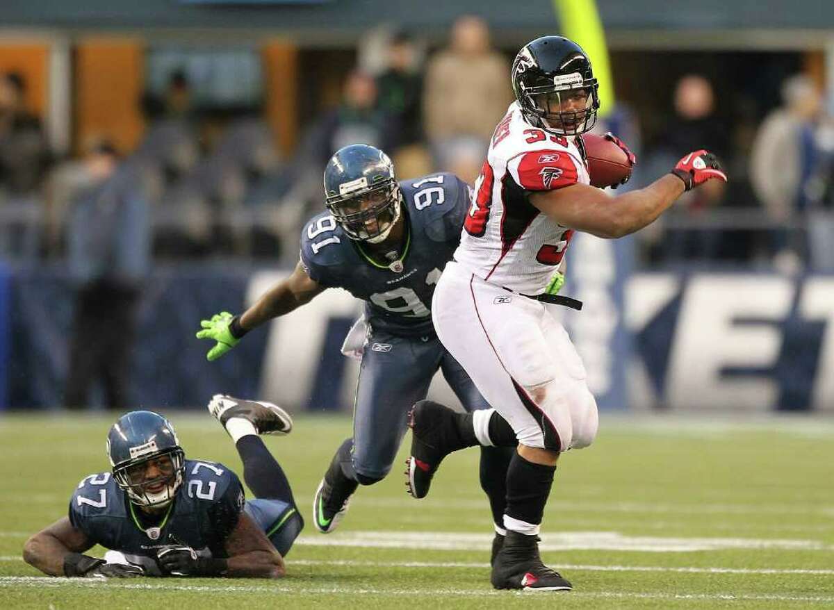 03 October 2010: Atlanta Falcons running back Michael Turner (33) rushes in  the Atlanta Falcons 16