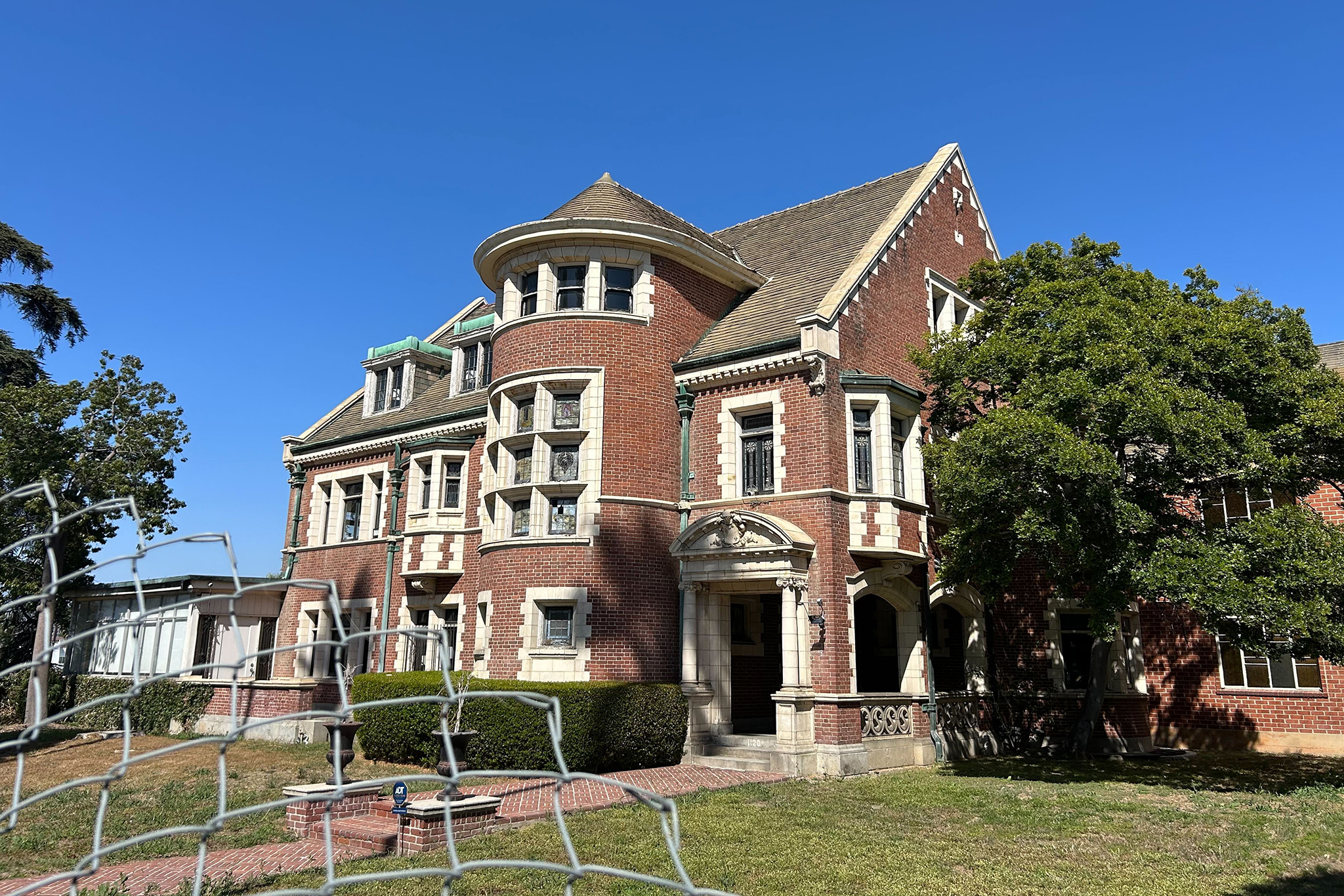 The decaying California mansion that horror fans can
