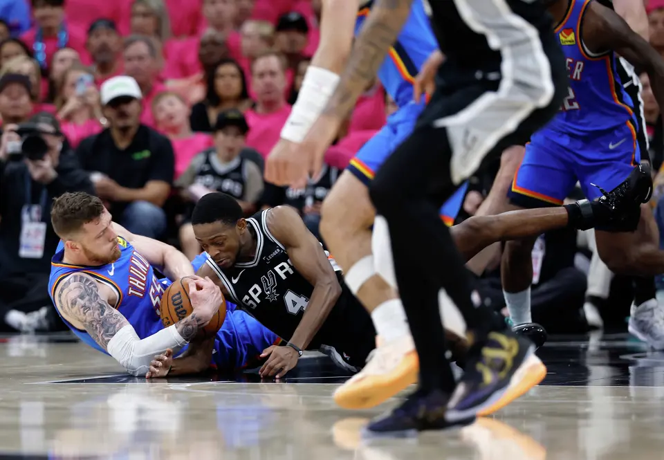 Oklahoma City Thunder center Isaiah Hartenstein (55) battles for a loose ball with San Antonio Spurs guard De'Aaron Fox (4) during the first half of Game 3 of the Western Conference Finals at Frost Bank Center in San Antonio, Friday, May 22, 2026.