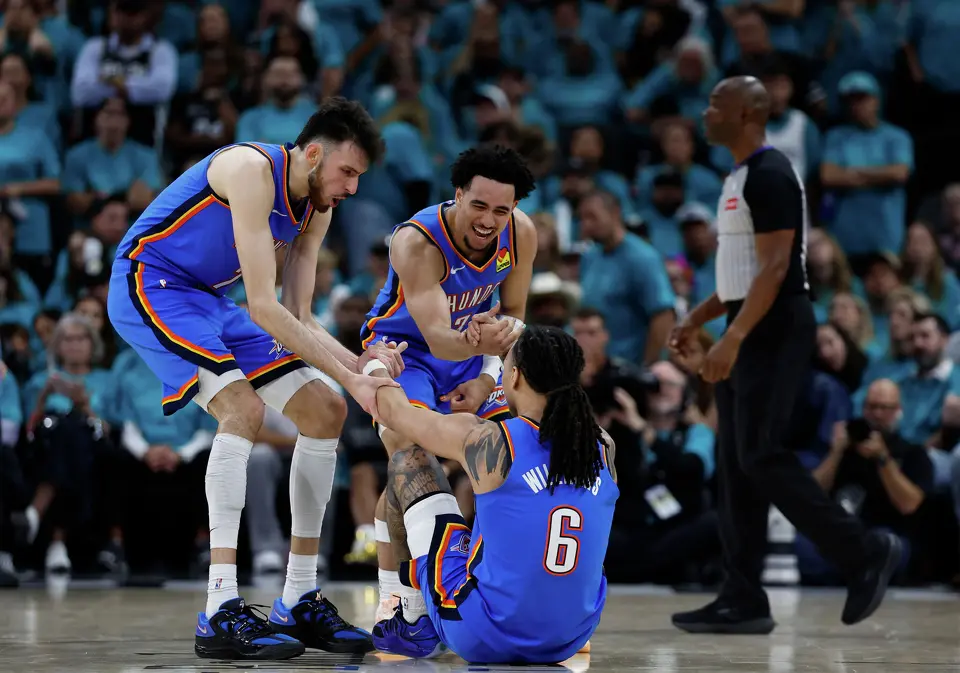 Oklahoma City Thunder forward Jaylin Williams (6) gets a hand from Oklahoma City Thunder center Chet Holmgren (7) and San Antonio Spurs forward David Jones Garcia (25) during the second half of Game 3 of the Western Conference Finals at Frost Bank Center in San Antonio, Friday, May 22, 2026. The Spurs fell 123-108 to the Thunder, who now lead the series 2-1.