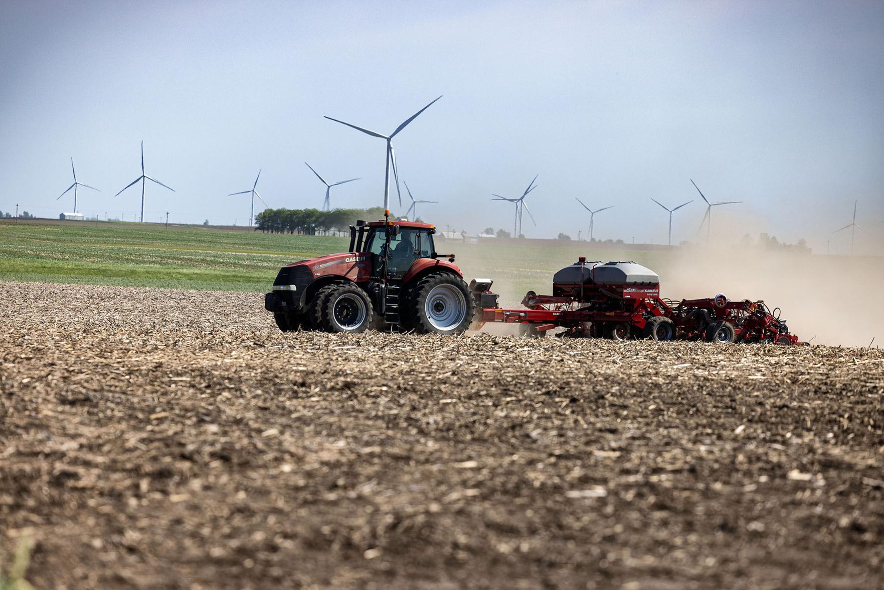 Illinois farmers race to finish planting amid wet spring
