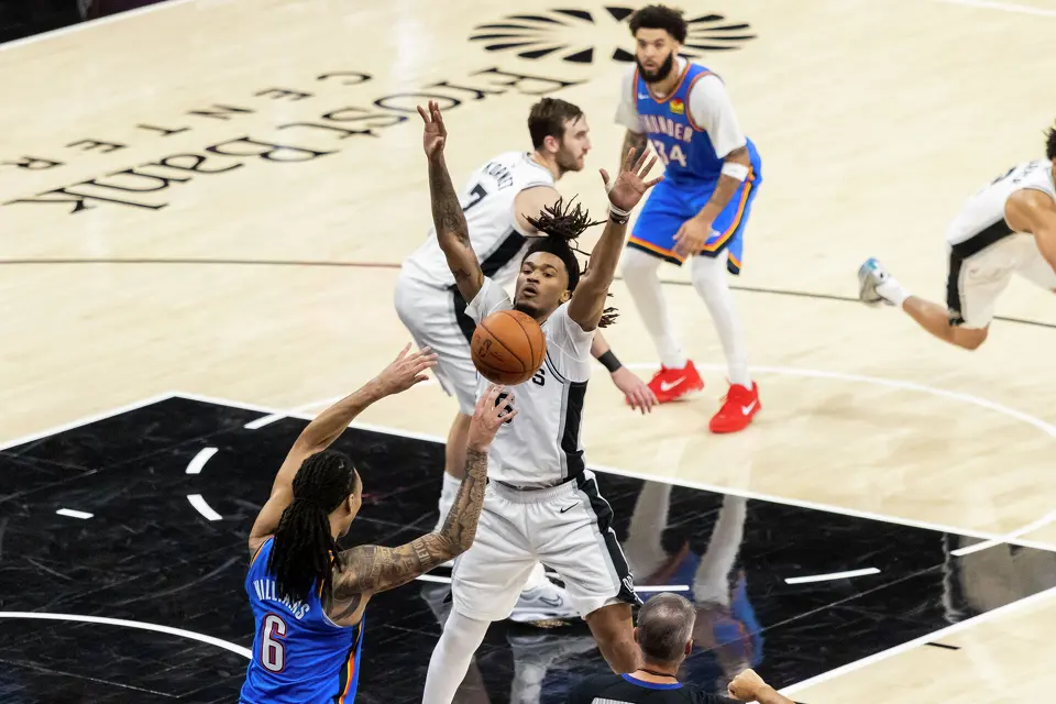 San Antonio Spurs guard Stephon Castle (5) defends as Oklahoma City Thunder forward Jaylin Williams (6) passes during Game 4 of the Western Conference Finals at Frost Bank Center in San Antonio on Sunday, May 24, 2026.