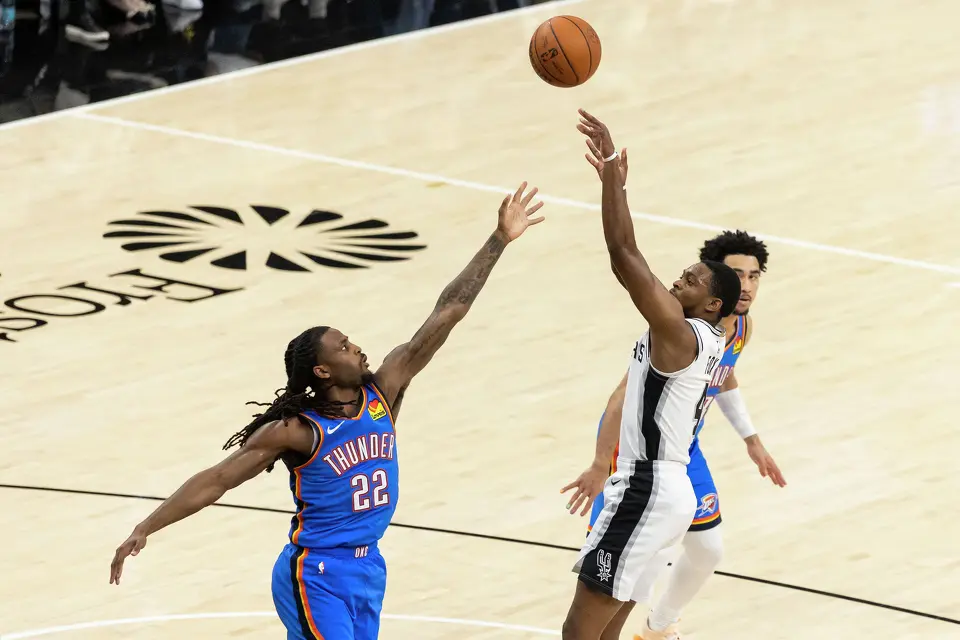 San Antonio Spurs guard De'Aaron Fox (4) shoots the ball during Game 4 of the Western Conference Finals at Frost Bank Center in San Antonio on Sunday, May 24, 2026.