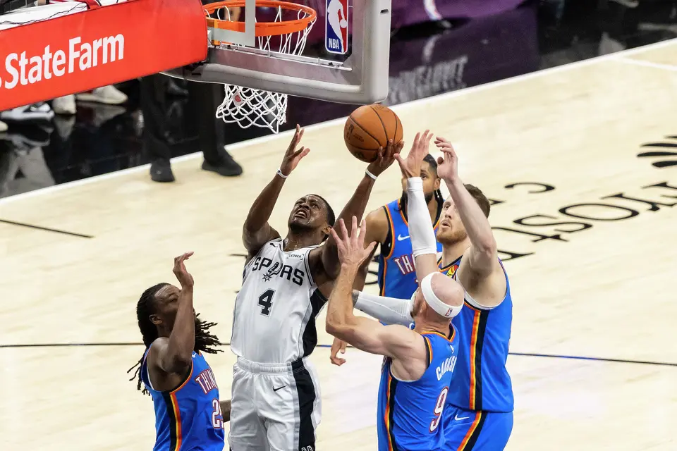 San Antonio Spurs guard De'Aaron Fox (4) shoots the ball during Game 4 of the Western Conference Finals at Frost Bank Center in San Antonio on Sunday, May 24, 2026.