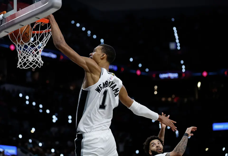 San Antonio Spurs forward Victor Wembanyama (1) dunks the ball during the fourth quarter of Game 4 of the Western Conference Finals at Frost Bank Center in San Antonio, Sunday, May 24, 2026. The Spurs defeated the Thunder 103-82 to even up the series 2-2.