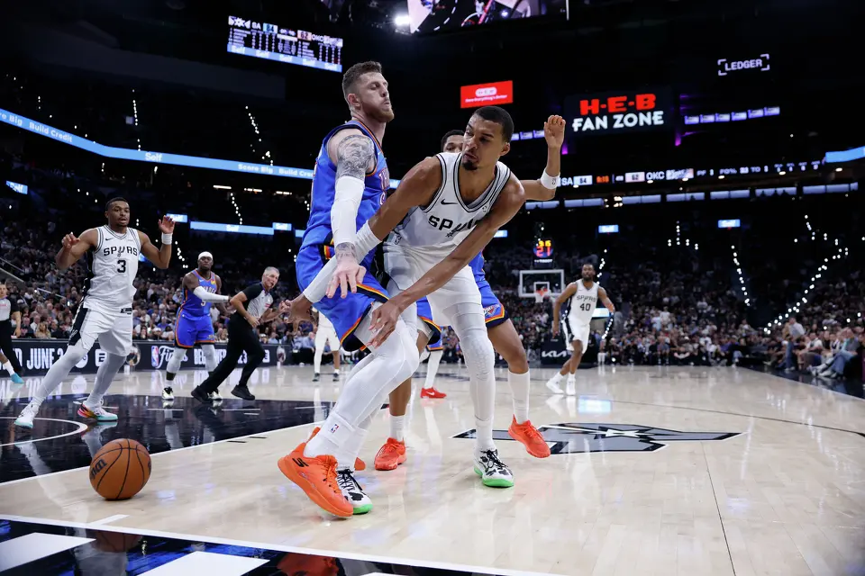 San Antonio Spurs forward Victor Wembanyama (1) makes a pass around Oklahoma City Thunder center Isaiah Hartenstein (55) during the fourth quarter of Game 4 of the Western Conference Finals at Frost Bank Center in San Antonio, Sunday, May 24, 2026. The Spurs defeated the Thunder 103-82 to even up the series 2-2.