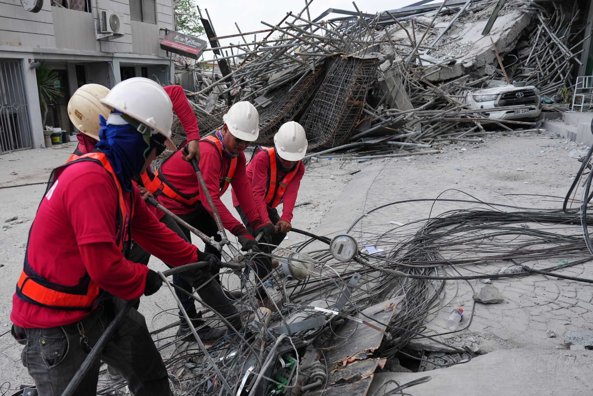 chron.com - Por JIM GOMEZ, JOEAL CALUPITAN y AARON FAVILA - 3 muertos y 17 desaparecidos, la mayor&iacute;a trabajadores, tras el derrumbe de un hotel en Filipinas