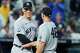 Aaron Judge y Paul Goldschmidt (48), de los Yankees de Nueva York, celebran después de su partido de béisbol contra los Reales de Kansas City, el martes 26 de mayo de 2026, en Kansas City, Missouri.