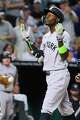 Jazz Chisholm Jr., de los Yankees de Nueva York, celebra mientras cruza el plato después de conectar un jonrón solitario durante la octava entrada del juego de béisbol contra los Kansas City Royals, el martes 26 de mayo de 2026, en Kansas City, Missouri.