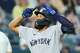 Amed Rosario, de los Yankees de Nueva York, celebra después de conectar un jonrón de dos carreras durante la novena entrada del juego de béisbol contra los Reales de Kansas City, el martes 26 de mayo de 2026, en Kansas City, Missouri.