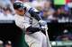 Aaron Judge, de los Yankees de Nueva York, conecta un doble productor durante la quinta entrada del juego de béisbol contra los Reales de Kansas City, el martes 26 de mayo de 2026, en Kansas City, Missouri.