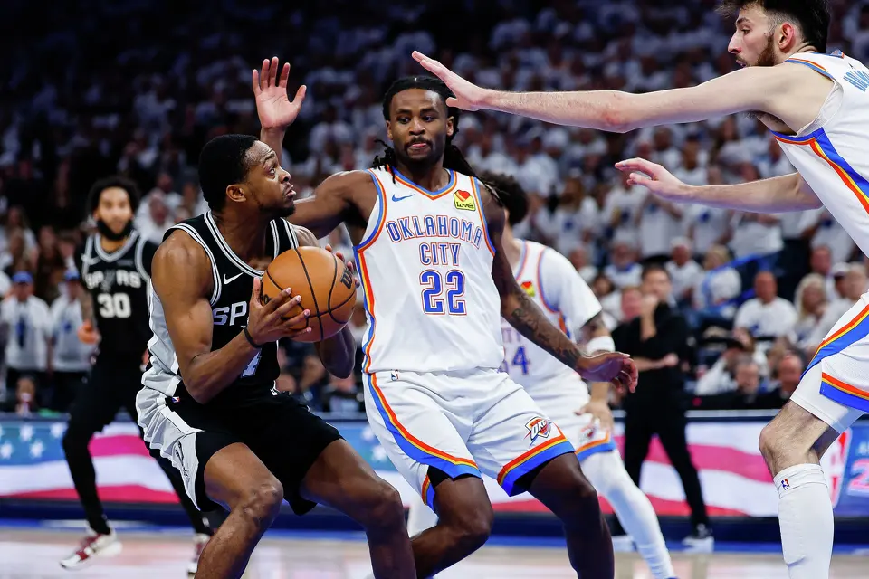 San Antonio Spurs guard De'Aaron Fox (4) looks up to make a shot during the third quarter of Game 5 of the Western Conference Finals at Paycom Center in Oklahoma City, Tuesday, May 26, 2026.