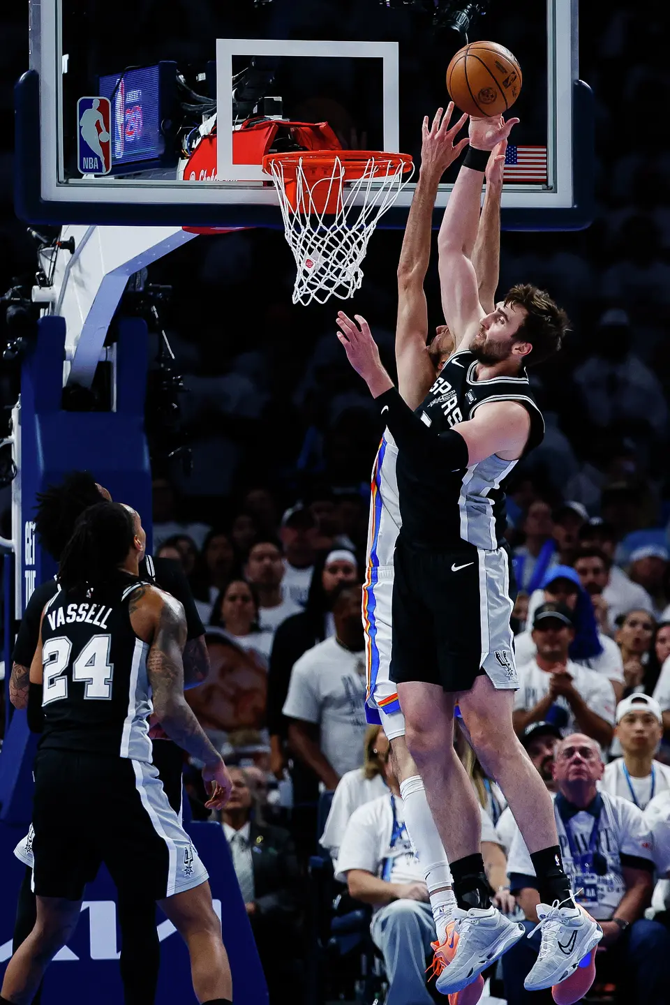 San Antonio Spurs center Luke Kornet (7) reaches for the ball during the third quarter of Game 5 of the Western Conference Finals at Paycom Center in Oklahoma City, Tuesday, May 26, 2026.