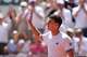 Juan Manuel Cerúndolo, de Argentina, celebra su victoria contra Jannik Sinner, de Italia, tras su partido de segunda ronda de individuales masculinos en el torneo de tenis de Roland Garros en París, el jueves 28 de mayo de 2026. (Foto AP/Thibault Camus)