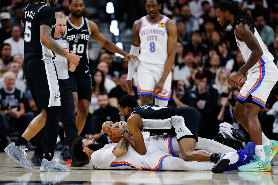 San Antonio Spurs guard De'Aaron Fox (4) and Oklahoma City Thunder guard Kenrich Williams (34) battle for the ball during Game 6 of the Western Conference Finals at Frost Bank Center in San Antonio, Thursday, May 28, 2026.