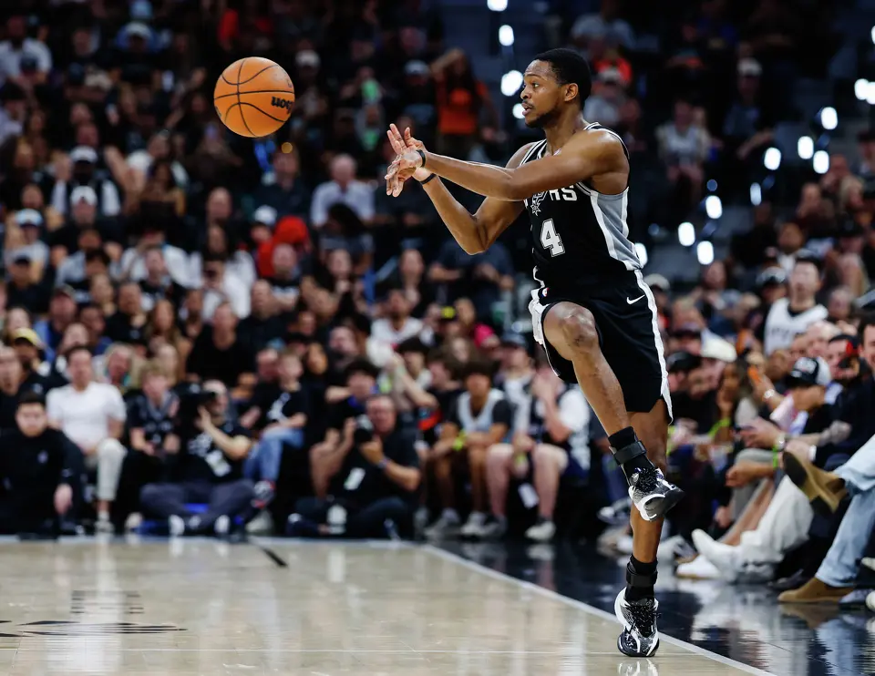 San Antonio Spurs guard De'Aaron Fox (4) passes the ball during Game 6 of the Western Conference Finals at Frost Bank Center in San Antonio, Thursday, May 28, 2026.