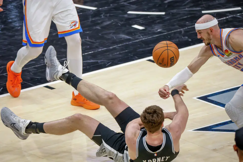 San Antonio Spurs center Luke Kornet (7) passes the ball during Game 6 of the Western Conference Finals at Frost Bank Center in San Antonio, Thursday, May 28, 2026.