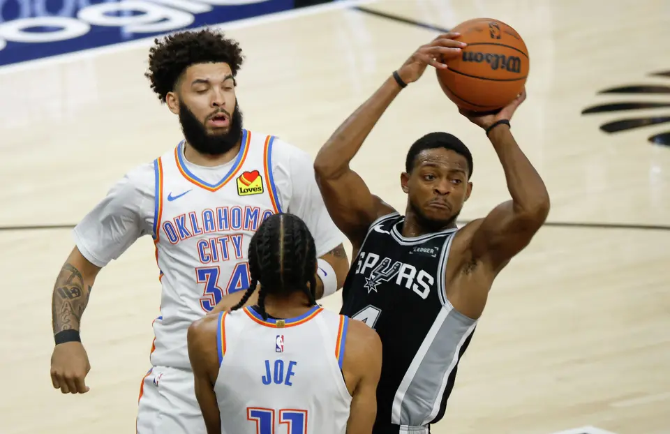 San Antonio Spurs guard De'Aaron Fox (4) looks to pass during Game 6 of the Western Conference Finals at Frost Bank Center in San Antonio, Thursday, May 28, 2026.