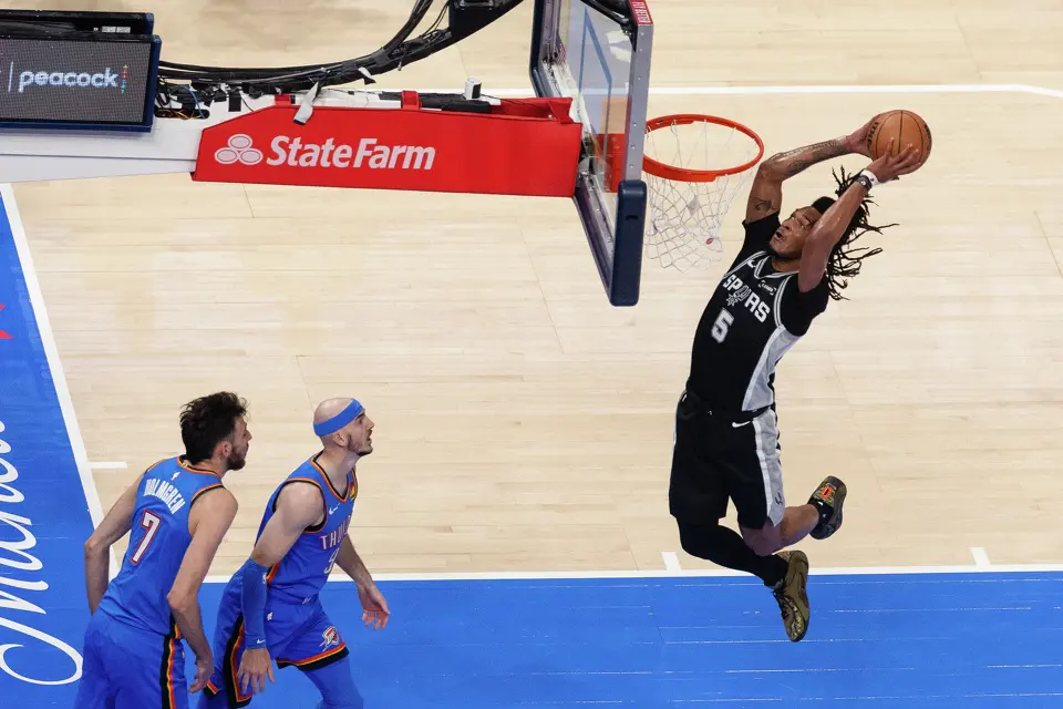 San Antonio Spurs guard Stephon Castle (5) goes up to dunk the ball during Game 7 of the Western Conference finals at Paycom Center in Oklahoma City, on Saturday, May 30, 2026.
