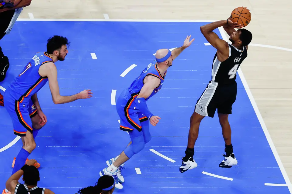 San Antonio Spurs guard De'Aaron Fox (4) gets ready to shoot the ball during Game 7 of the Western Conference finals at Paycom Center in Oklahoma City, on Saturday, May 30, 2026.