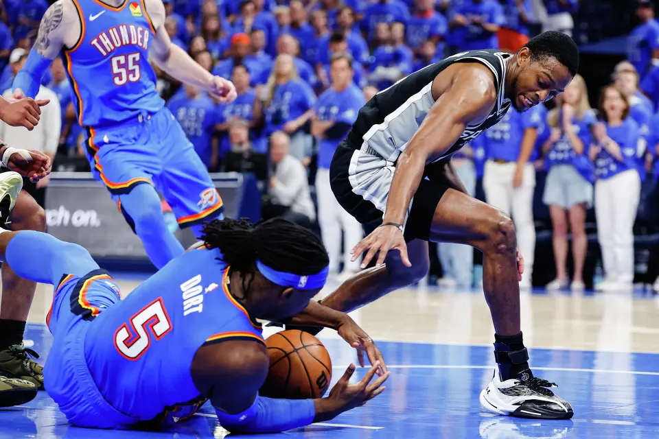 San Antonio Spurs guard De'Aaron Fox (4) reaches for the ball during the third quarter of Game 7 of the Western Conference Finals at Paycom Center in Oklahoma City, Saturday, May 30, 2026.