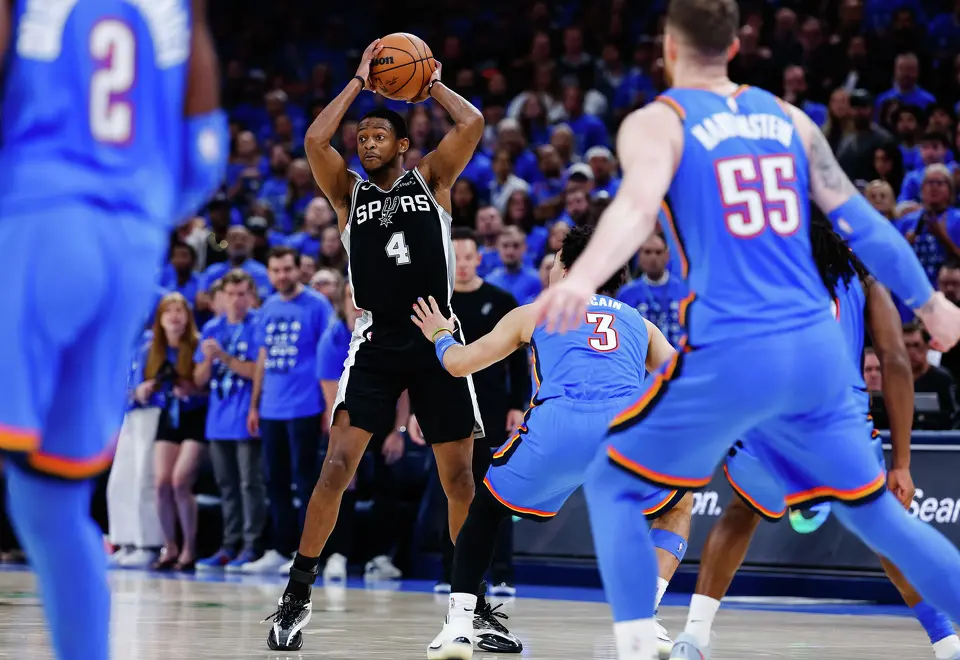 San Antonio Spurs guard De'Aaron Fox (4) looks to pass the ball during Game 7 of the Western Conference finals at Paycom Center in Oklahoma City, on Saturday, May 30, 2026.
