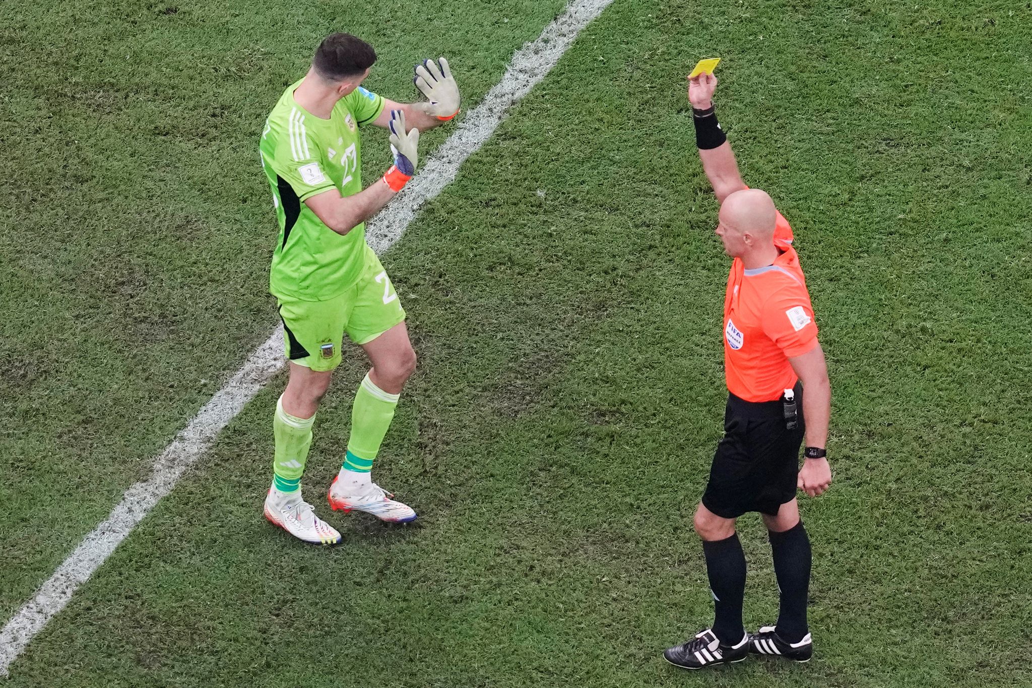 Emiliano Martínezs mind games: From childhood tricks to FIFAs code for goalkeepers - Times Union thumbnail