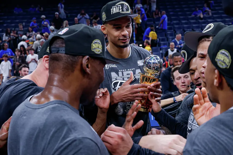 San Antonio Spurs center Victor Wembanyama, center, talks to his teammates following the Spurs’ 111-103 victory over the Oklahoma City Thunder in Game 7 of the Western Conference Finals at Paycom Center in Oklahoma City, Saturday, May 30, 2026. The Spurs will face the New York Knicks in the NBA Finals.